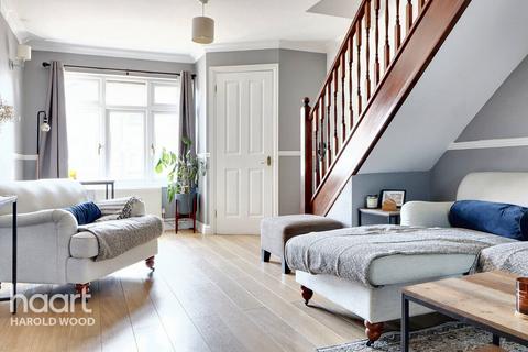 2 Camellia Close, Romford, RM3 0XW