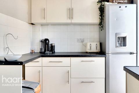2 Camellia Close, Romford, RM3 0XW