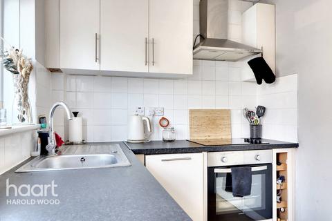 2 Camellia Close, Romford, RM3 0XW