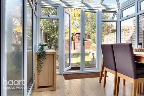 2 Camellia Close, Romford, RM3 0XW