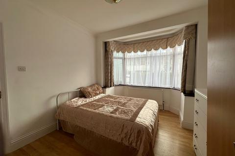 1 bedroom in a house share to rent, Hillside Road, Southall UB1