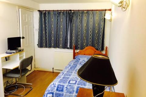 Studio to rent, Vincent Road, Isleworth TW7