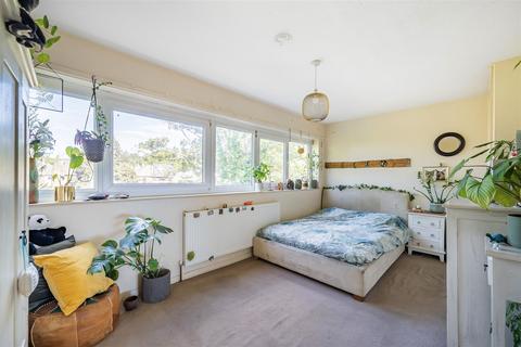 2 Avebury Park, Surbiton, KT6 6SQ
