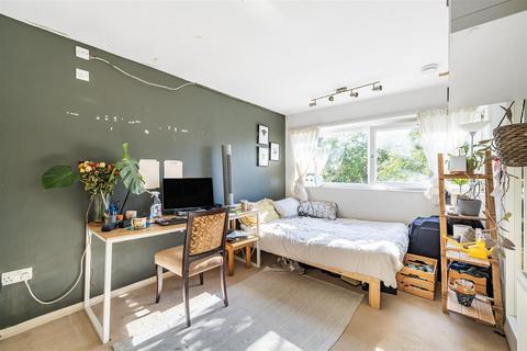 2 Avebury Park, Surbiton, KT6 6SQ