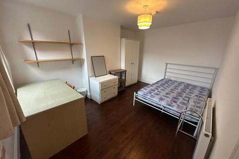 6 bedroom semi-detached house to rent, *£105pppw excluding bills* Grove Road, Lenton, NG7 1HJ - UON