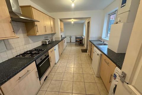 6 bedroom semi-detached house to rent, *£105pppw excluding bills* Grove Road, Lenton, NG7 1HJ - UON