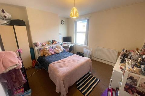 4 bedroom end of terrace house to rent, *£127pppw* Midland Avenue, Lenton, Nottingham