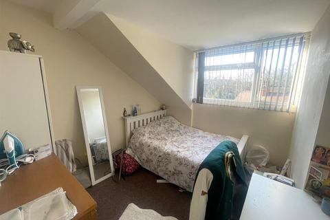 4 bedroom end of terrace house to rent, *£127pppw* Midland Avenue, Lenton, Nottingham