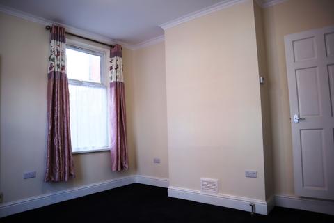 3 bedroom terraced house to rent, Constance Road, Leicester LE5