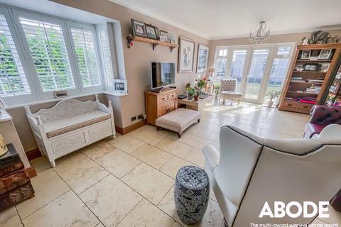 3 bedroom semi-detached house for sale, Bishopsteignton, Southend-On-Sea