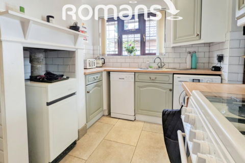 2 bedroom semi-detached house to rent, Belmont Close, GU14