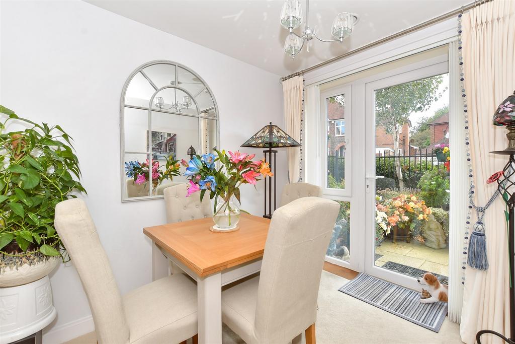 Pinewood Gardens, Tunbridge Wells, Kent 2 bed ground floor flat for