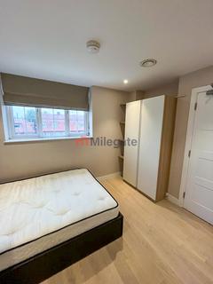 1 bedroom in a flat share to rent, Gunnersbury Avenue, London W5