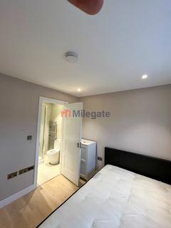 1 bedroom in a flat share to rent, Gunnersbury Avenue, London W5