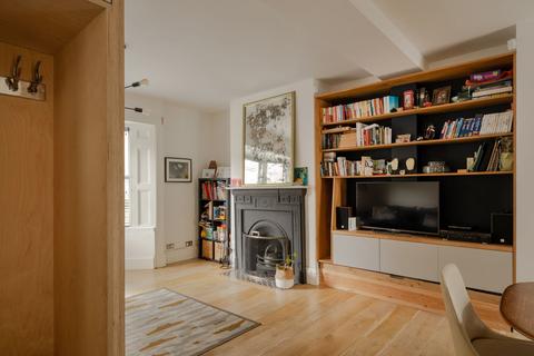 3 bedroom semi-detached house to rent, Thornhill Road, London E10