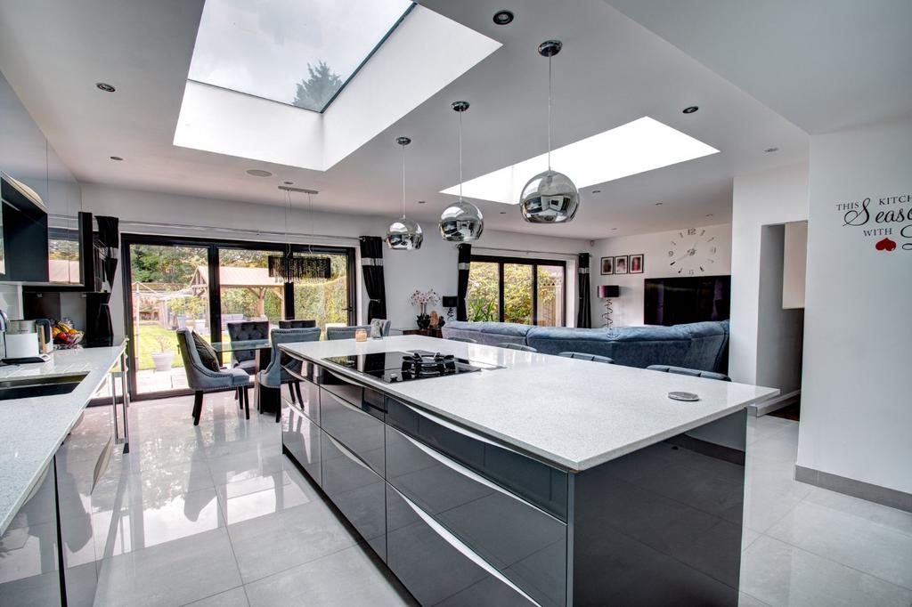 Warwick Road, West Midlands B91 4 bed semidetached house for sale £