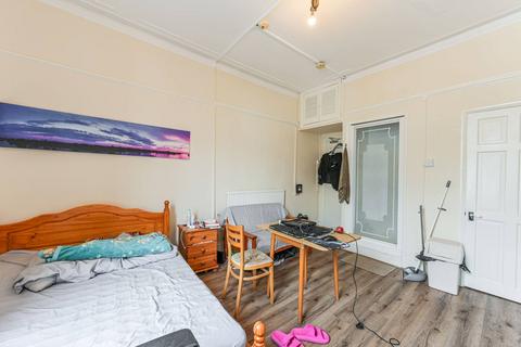 Studio to rent, Cheniston Gardens, High Street Kensington, London, W8