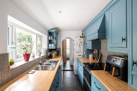 31 Albert Road, Horley, RH6 7HB