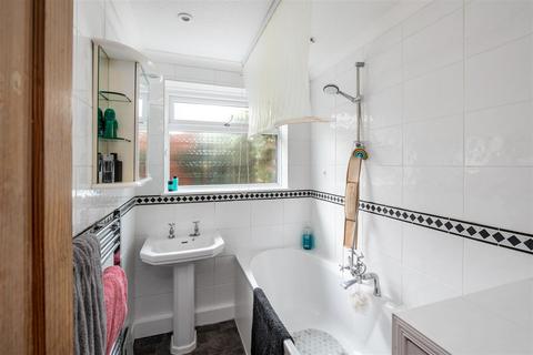 31 Albert Road, Horley, RH6 7HB