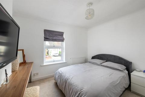 31 Albert Road, Horley, RH6 7HB