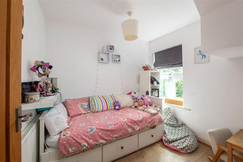 31 Albert Road, Horley, RH6 7HB