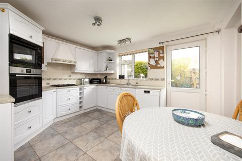 22 Holmeleaze, Steeple Ashton, Trowbridge, BA14 6EH