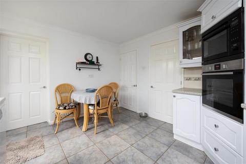 22 Holmeleaze, Steeple Ashton, Trowbridge, BA14 6EH
