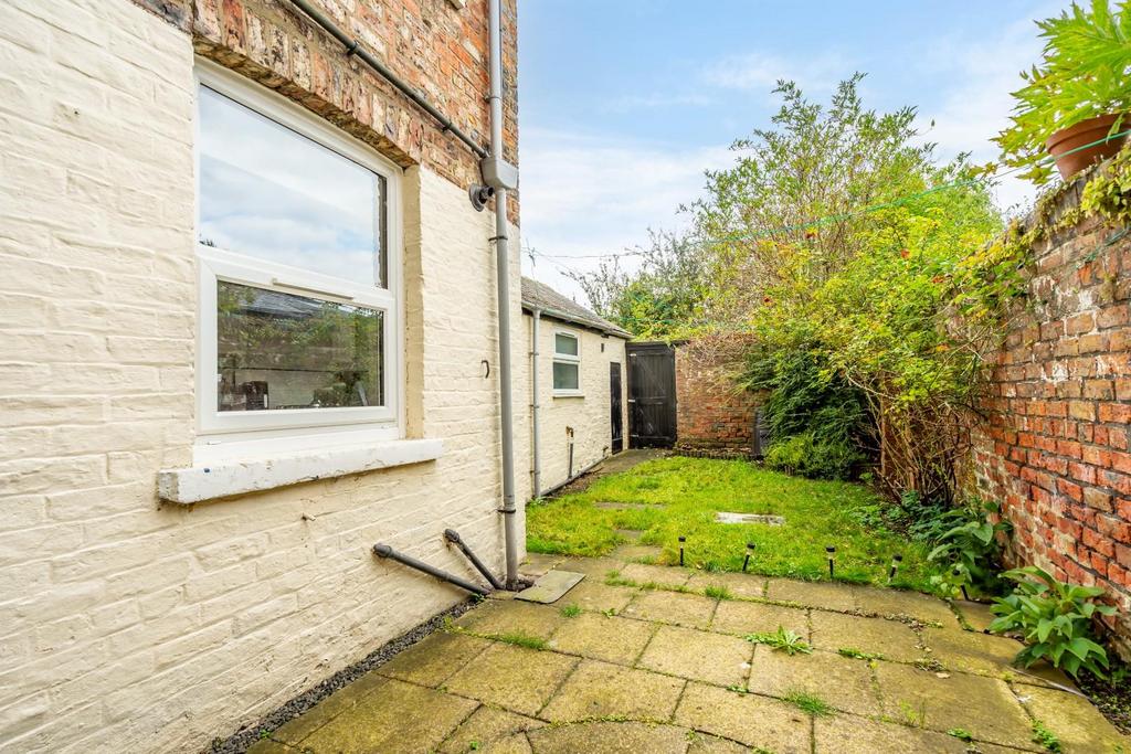 Flat 1 (8 of 8).jpg