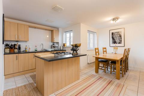 4 Barn Close, Crawley, RH10 7PE
