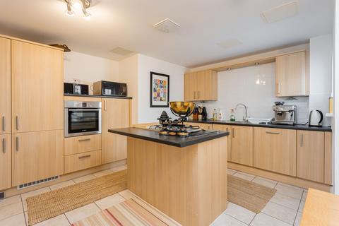 4 Barn Close, Crawley, RH10 7PE