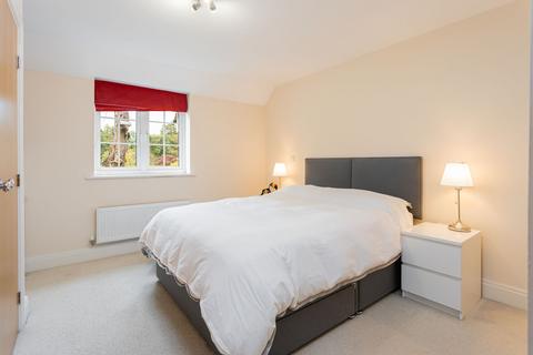 4 Barn Close, Crawley, RH10 7PE