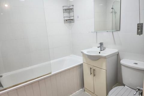 2 bedroom apartment to rent, Woking,  Surrey,  GU21