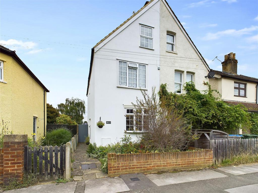 Sunbury Lane, WaltonOnThames 3 bed semidetached house for sale £575,000