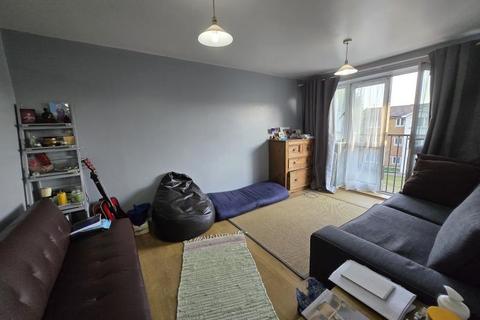 1 bedroom flat to rent, Bullsmoor Way, Waltham Cross, EN8