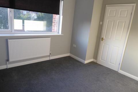 3 bedroom semi-detached house to rent, Eastwood Avenue, Grimsby