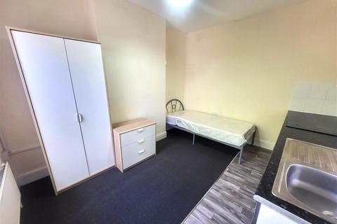 1 bedroom in a house share to rent, Lea Road Wolverhampton, WV3 0LG