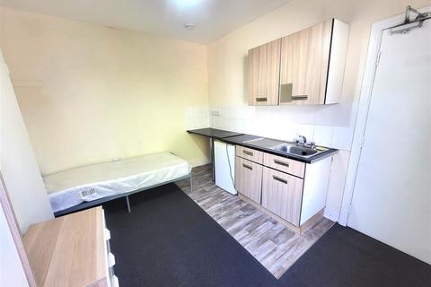 1 bedroom in a house share to rent, Lea Road Wolverhampton, WV3 0LG