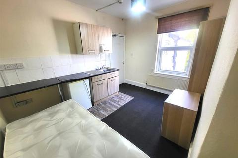 1 bedroom in a house share to rent, Lea Road Wolverhampton, WV3 0LG