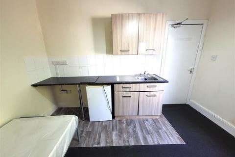 1 bedroom in a house share to rent, Lea Road Wolverhampton, WV3 0LG