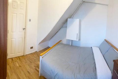 1 bedroom in a flat share to rent, London, SW15