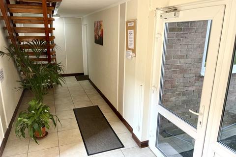 82 Windfield, Leatherhead, KT22 8UJ