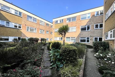 82 Windfield, Leatherhead, KT22 8UJ