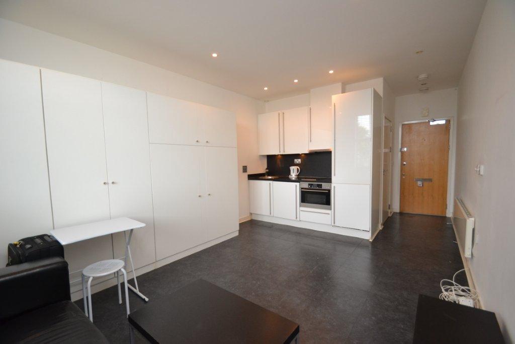 Bromyard Avenue, Acton, W3 Studio to rent £1,300 pcm (£300 pw)