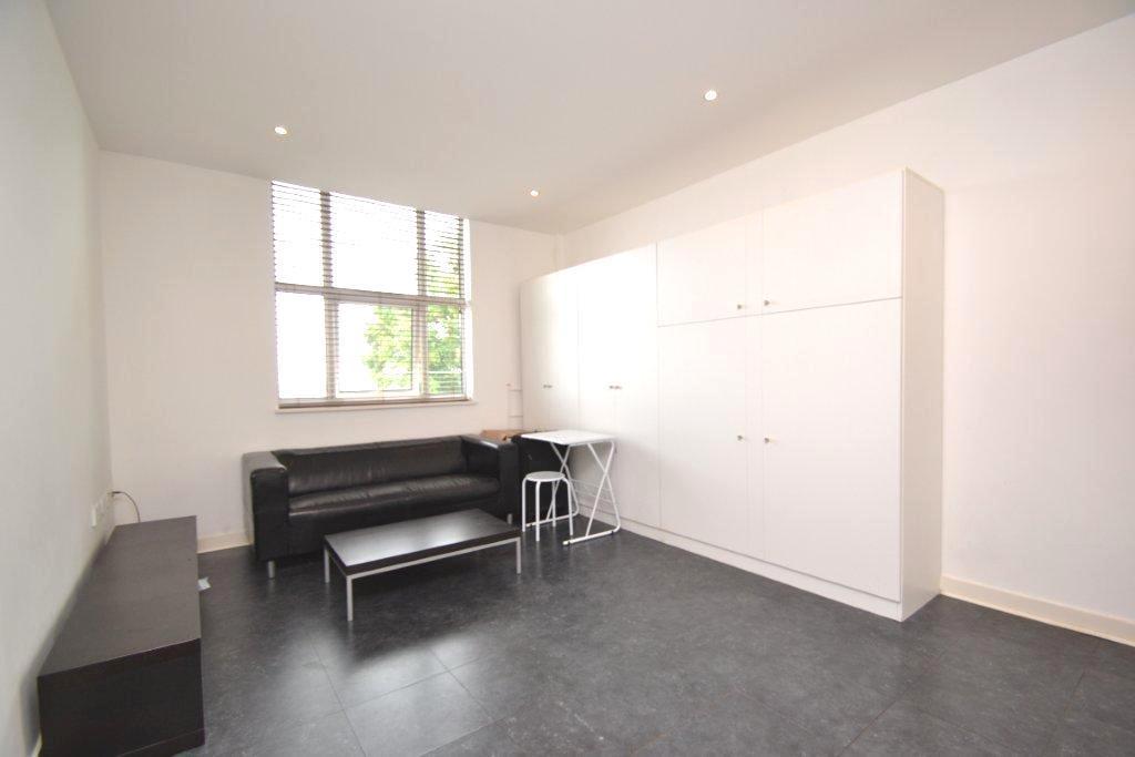 Bromyard Avenue, Acton, W3 Studio to rent £1,300 pcm (£300 pw)