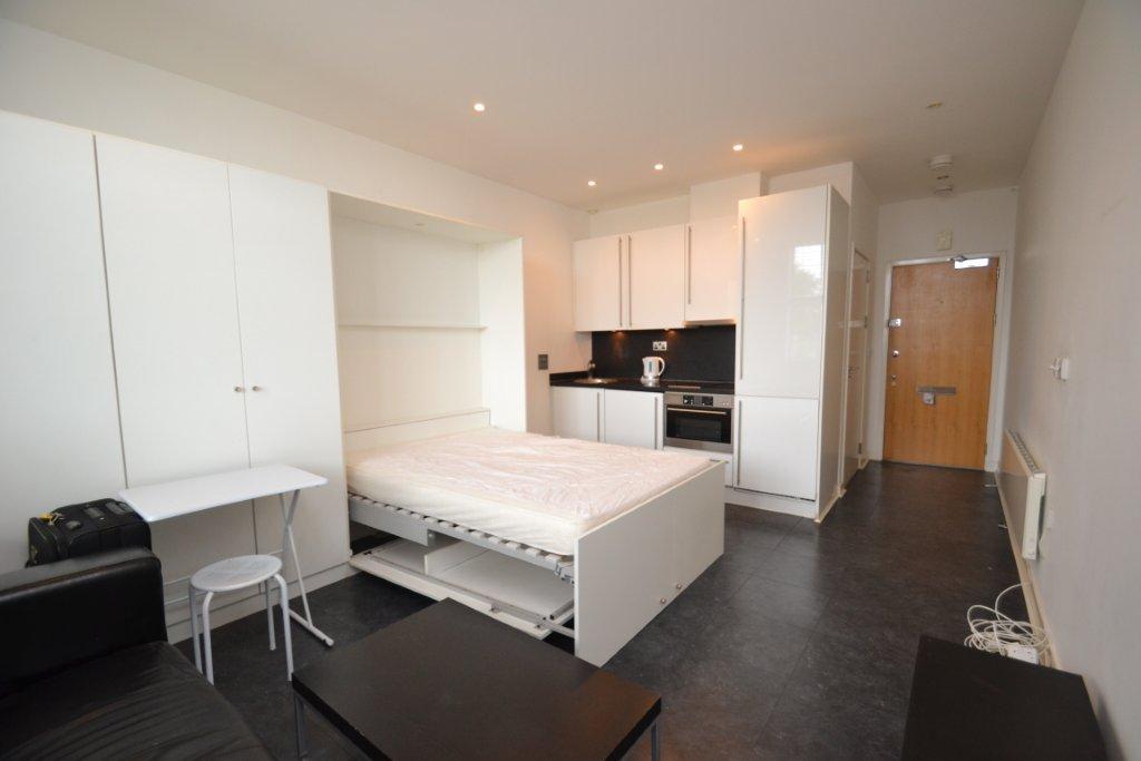 Bromyard Avenue, Acton, W3 Studio to rent £1,300 pcm (£300 pw)