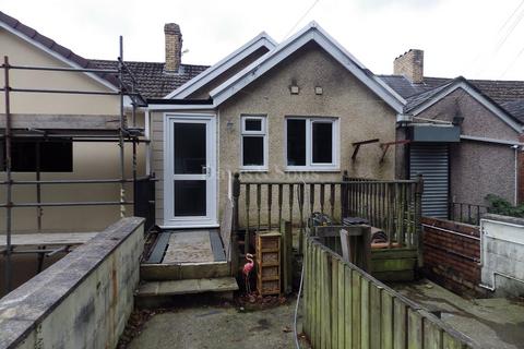 1 bedroom flat to rent, Victoria Terrace, Newbridge, Newport. NP11 4ET