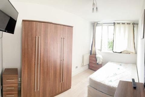 1 bedroom in a flat share to rent, Ibsley Gardens, SW15 4NG