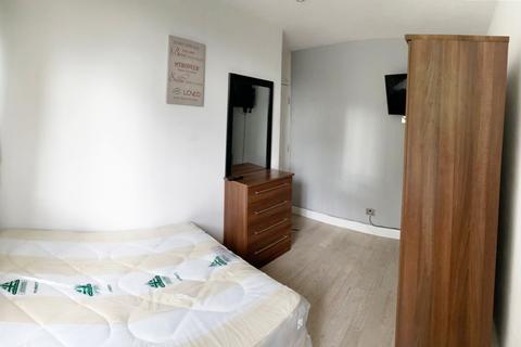 1 bedroom in a flat share to rent, Ibsley Gardens, SW15 4NG