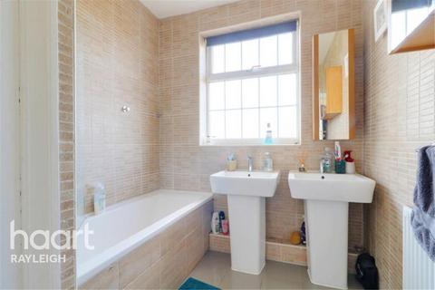 4 bedroom semi-detached house to rent, Hobleythick Lane, Westcliff-on-sea