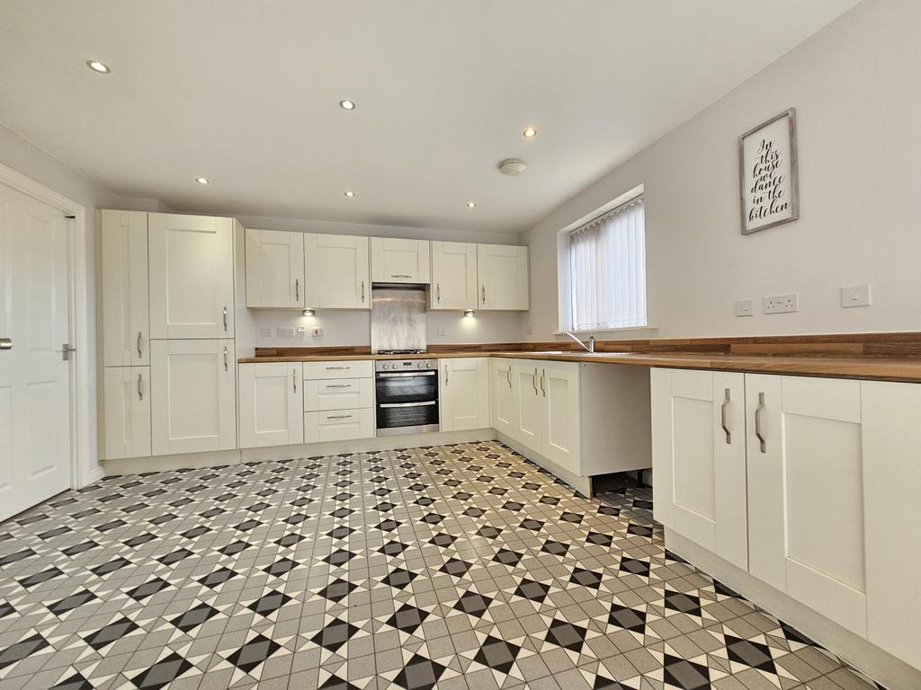 5 bedroom detached house